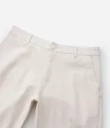 Pantalón masculino de corte skinny confeccionado en sarga de algodón con elastano. Presenta cierre frontal con botón y cremallera, cintura con trabillas y bolsillos laterales y traseros.