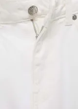 Jeans blancos de corte recto y tiro medio, confeccionados en tejido denim de algodón. Presenta diseño crop con bajo deshilachado, estilo clásico de cinco bolsillos, trabillas para cinturón y cierre frontal con cremallera y botón metálico.