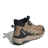 Championes de trekking Adidas Terrex Anylander Mid, de caña media, en color marrón con detalles en negro. Presentan un diseño robusto con refuerzos en la puntera y el talón, cordones ajustables y suela con relieve para mayor tracción.