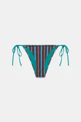 Braguita de bikini de tiro medio con rayas verticales marrones y celestes, con bordes y lazadas laterales ajustables en color verde.