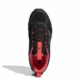 Championes de trekking Adidas Terrex Rockadia para mujer, de color negro con detalles en rosado y gris, confeccionados en malla y materiales sintéticos, con suela dentada para mayor tracción en terrenos difíciles.