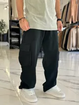 Pantalón cargo super baggy de jean color beige, de corte ancho con bolsillos laterales tipo cargo en las piernas y costuras reforzadas.