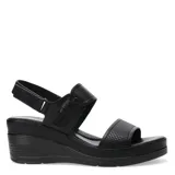 Sandalias de plataforma con diseño de tiras en cuero sintético color tostado. La tira delantera presenta una textura grabada, mientras que la tira trasera incluye un cierre con hebilla y detalle metálico. Posee una base de plataforma blanca con diseño estriado.