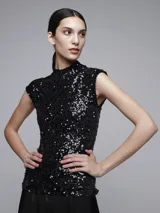 Remera negra de lentejuelas con cuello alto y sin mangas.