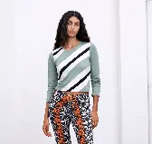 Remera de manga larga con diseño de paneles diagonales en colores verde, blanco y negro. Presenta un corte ajustado y cuello redondo.