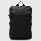Mochila urbana de diseño minimalista y formato delgado, confeccionada en poliuretano. Cuenta con compartimento principal con cierre, bolsillo frontal con cierre y manija superior.