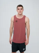 Musculosa deportiva Umbro Lume color terracota con detalles negros en los laterales, cuello redondo y el logo de la marca estampado en el pecho.