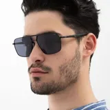 Lentes de sol INVU modelo IB12406C, con montura negra y lentes polarizados.