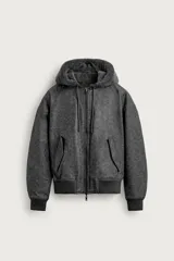 Cazadora bomber reversible de efecto piel color gris, con corte relaxed fit, capucha ajustable con cordón, bolsillos en las caderas, mangas largas y puños y cintura de rib elástico. Cuenta con cierre frontal de cremallera de doble dirección.