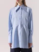 Camisa celeste de algodón y poliéster, de mangas largas y corte evasé.