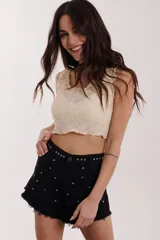 Top corto color crema con textura arrugada y volados en el escote y ruedo.