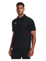 Chomba Under Armour modelo UA MS Team Tech Polo, de color negro, con cuello camisero y cierre frontal de botones. Cuenta con el logo de la marca estampado en el pecho en color blanco. Confeccionada en tejido suave y ligero.