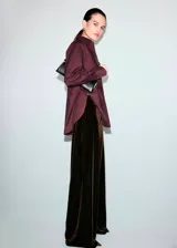 Pantalón wide leg de terciopelo marrón, de tiro medio con cintura elástica sin cierre y diseño largo fluido.