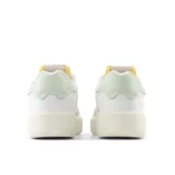 Championes New Balance CT302 de cuero blanco con detalles en gamuza color crema y verde claro.