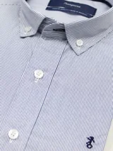 Camisa de hombre de corte clásico con diseño de rayas verticales, cuello con botones y logo bordado en el pecho. Confeccionada en algodón.