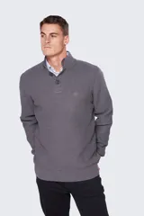 Buzo gris de tejido grueso con cuello alto y medio cierre con botones.