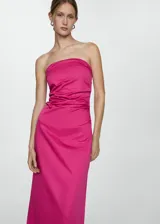 Vestido midi de corte recto y diseño palabra de honor, confeccionado en algodón. Presenta un detalle drapeado en la cintura, cierre de cremallera invisible en la parte posterior y una abertura en el bajo.