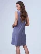 Conjunto de fiesta marca RM Richards, compuesto por vestido corto azul marino de seda fría con apliques bordados y chaqueta de seda fría con apliques bordados y mangas de microtul. El vestido tiene corte recto y largo a la rodilla. La chaqueta es abierta, con mangas 3/4 y largo a la cadera. El conjunto tiene forro interno a tono.