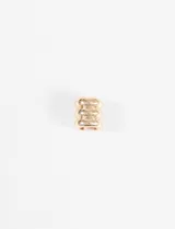 Earcuff grande dorado con diseño de tres bandas abultadas.