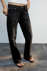 Jeans de tiro bajo y cinco bolsillos, de pierna ancha y larga. Cuenta con cierre frontal con cremallera y botón metálico.