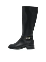 Botas de caña alta en efecto cuero color negro, con punta almendrada, taco bajo cuadrado y detalle de tira con hebilla metálica en el tobillo.