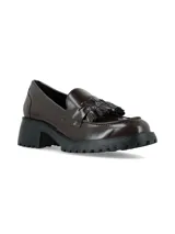 Mocasín de color marrón oscuro, con diseño de flecos y detalles de borlas en la parte superior. Cuenta con taco bloque y suela track dentada.