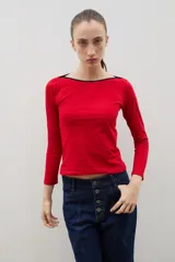 Remera de algodón color rojo con escote bote y detalle de borde en color negro. De manga larga y corte ajustado al cuerpo.