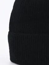 Gorro de lana negro con doblez en el borde.