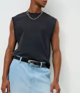 Cinturón masculino de poliuretano color negro, con diseño liso y hebilla metálica plateada con detalle de estrella.