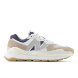 Championes urbanos New Balance modelo 5740, color beige con detalles en blanco, gris y azul, confeccionados en gamuza y malla, con logo "N" característico en los laterales y entresuela ENCAP.