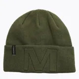 Gorro tipo beanie de punto color verde oliva, con diseño de doble capa y detalle de letra M bordada en relieve en el frente. Incluye etiqueta lateral con el logo de la marca.