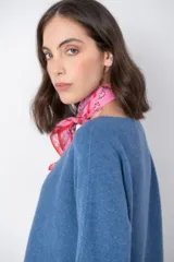 Sweater color beige claro, de corte holgado, manga larga y cuello redondo.