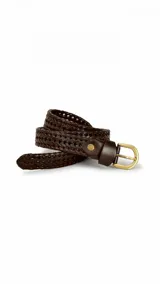 Cinto fino de cuero con diseño entrelazado y hebilla metálica dorada.