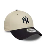Gorro New Era 9FORTY de los New York Yankees, color beige con visera negra y logo del equipo bordado en azul marino.