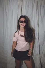 Minifalda dorada de cuero sintético, corte medio/bajo, con cortes en el delantero y pequeño tajo a un lado.