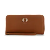 Billetera de cuero sintético Guess modelo Coleen, color marrón con cierre perimetral, correa de muñeca incorporada y herrajes metálicos con el logo de la marca en el frente.