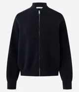 Campera de punto de corte regular y estilo oversized, confeccionada en una mezcla de viscosa, poliéster y poliamida. Presenta cierre frontal completo, mangas largas con puños acanalados y acabado acanalado en el ruedo.