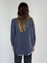 Camisa verde oscuro de terciopelo de viscosa, con cuello mao, corte recto, mangas largas abullonadas y cierre frontal con botones.