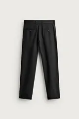 Pantalón chino negro slim fit de corte recto, con bolsillos frontales, trabillas para cinturón y cierre frontal con cremallera y botón.