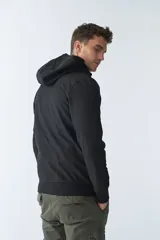 Campera de neopreno negra con capucha ajustable, cuello alto, bolsillos con cierre y logo en goma.