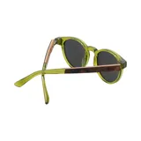 Lentes de sol con armazón de acetato en color verde traslúcido y cristales degradados en tono marrón. Presentan un diseño de estilo clásico con puente tipo cerradura y detalles metálicos en las bisagras.
