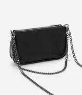 Bolso pequeño transversal negro, confeccionado en PU, con correa larga de cadena. Cierre por cremallera y placa metalizada con el logo de la marca.