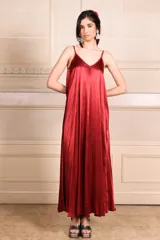 Vestido largo de raso color verde oliva, con breteles finos y escote en V.