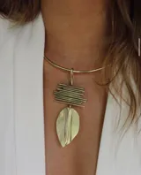 Gargantilla dorada con dije colgante compuesto por barras horizontales y una hoja.