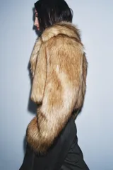 Chaqueta corta de pelo sintético color marrón claro, con cuello solapa y manga larga.