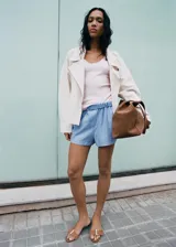 Short celeste con sutiles rayas verticales blancas, de tiro regular y silueta relajada, con cintura elástica.