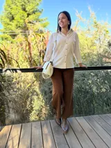 Botas cortas de cuero con efecto desgastado en color chocolate, con taco cuadrado y plataforma. Presentan cierre lateral y punta redondeada.