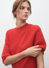 Chaleco de punto color rojo, con cuello redondo y diseño sin mangas.