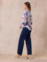 Blusa de gasa estampada con flores, marca Zac & Rachel. Tiene cuello a la base con abertura central con botones y mangas largas abullonadas.