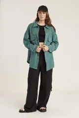 Pantalon cargo de corte recto y tiro alto, confeccionado en tela cupro color verde militar. Presenta bolsillos laterales tipo cargo con solapa y bolsillos frontales clásicos.